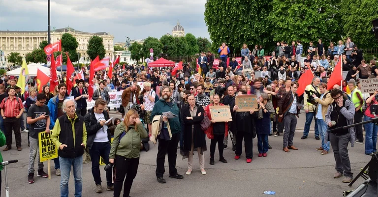 Vorschaubild: Linkes Bündnis fordert Ausschluss von Burschenschaftern aus Regierung