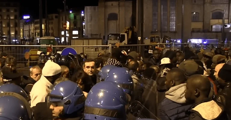 Vorschaubild: Italien: Migranten randalieren nach Ermordung eines Afrikaners