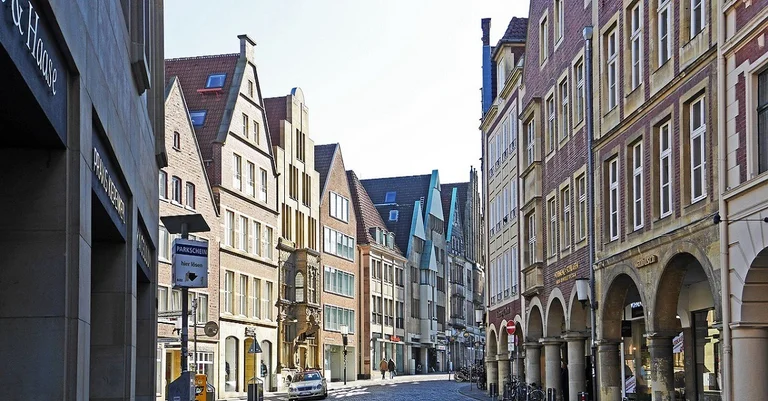 Vorschaubild: Münster: Kleinlaster rast in Menschenmenge – Tote und Verletzte