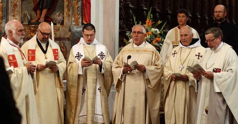 Vorschaubild: Pfarrer trägt Kopftuch aus Protest – Bischof distanziert sich