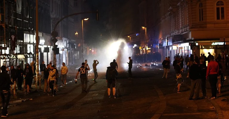 Vorschaubild: Behörden suchen bei europaweiter Razzia nach G20-Randalierern