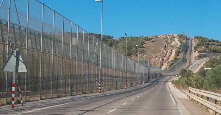 Vorschaubild: Nordafrikanische Exklaven: Spanien will ‚bewehrten‘ Grenzzaun entschärfen