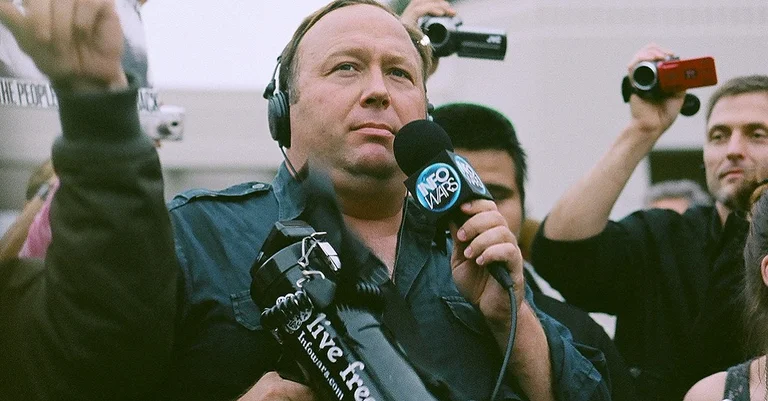 Vorschaubild: Facebook, Apple und YouTube verbannen Alex Jones und „Infowars“