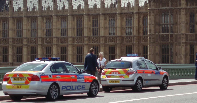 Vorschaubild: Terrorverdacht in London: Mann fährt in Absperrungen vor Parlament