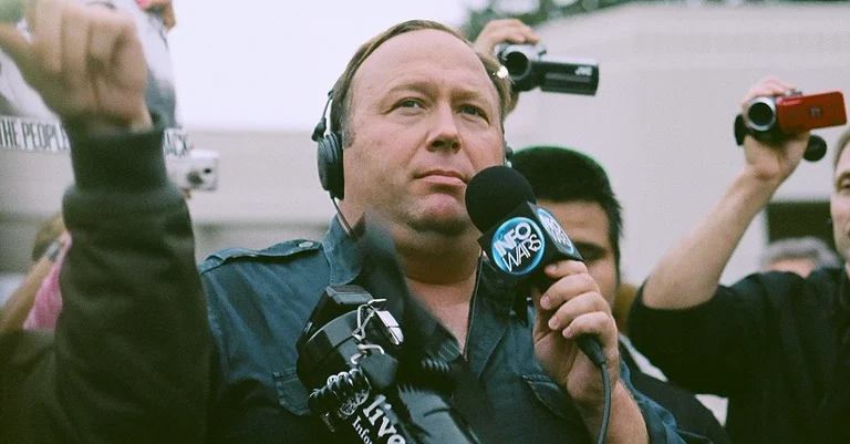 Vorschaubild: Twitter sperrt Konten von Alex Jones dauerhaft