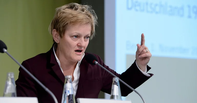 Vorschaubild: Grüne: Schwulenfeindlichkeit soll künftig Volksverhetzung sein