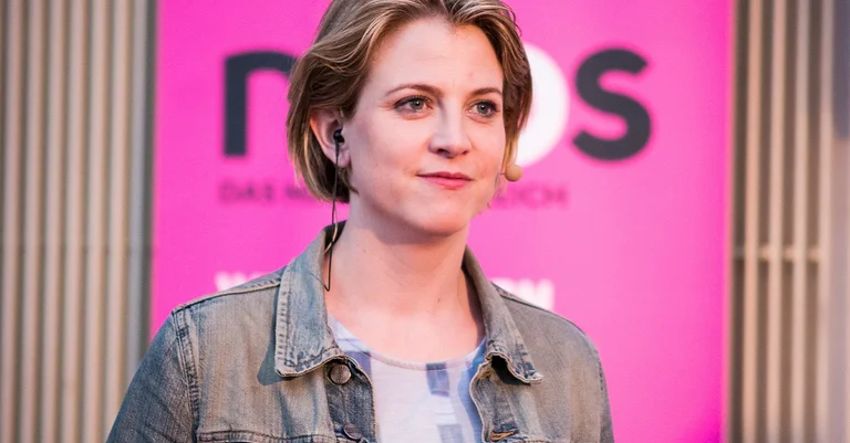 Vorschaubild: NEOS-Chefin als Hündin: Empörung über JETZT-Karikatur