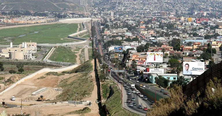 Vorschaubild: Migranten in Tijuana fordern Einlass in die USA