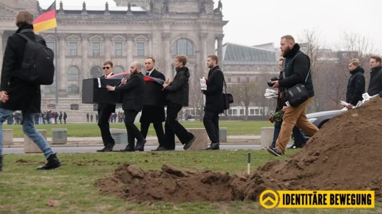 Vorschaubild: Identitäre Bewegung: Symbolische Beerdigung vor dem Bundestag
