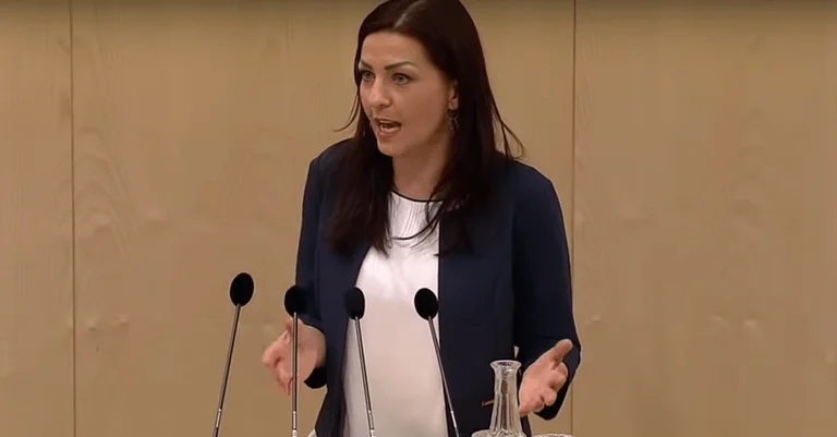 Vorschaubild: Grünen-Bundesrätin schürt wirre Verschwörungstheorie über ‚Rapid-Kessel‘