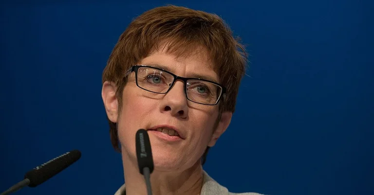 Vorschaubild: Neuer CDU-Vorsitz: Kramp-Karrenbauer übernimmt Merkel-Nachfolge