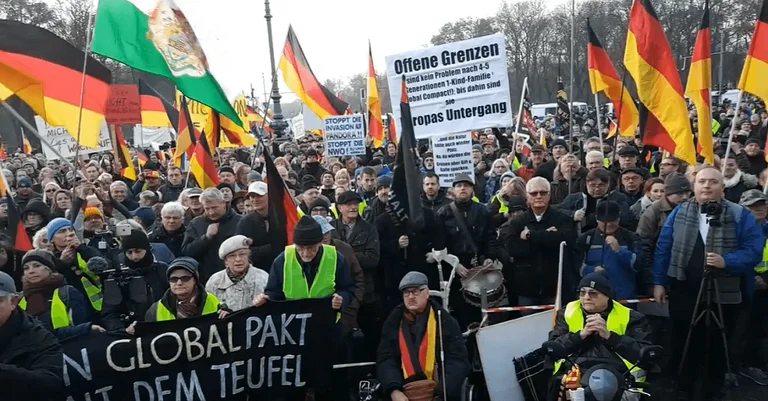 Vorschaubild: Berlin: Über 1.000 Bürger protestieren gegen UN-Migrationspakt