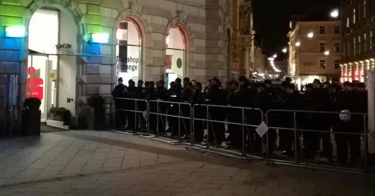 Vorschaubild: Grazer Akademikerball: Mehr Polizisten als Demoteilnehmer