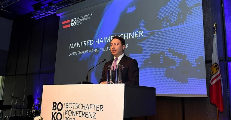 Vorschaubild: Nach COVID-Erkrankung: Haimbuchner nimmt Amtsgeschäfte wieder auf