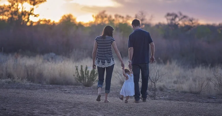 Vorschaubild: Frankreich: Regierung will Vater und Mutter durch „Eltern 1 und 2“ ersetzen