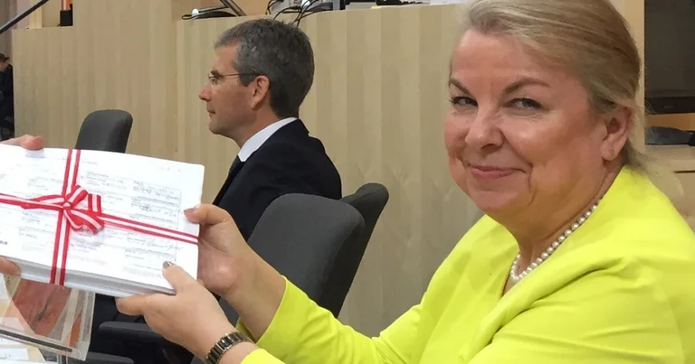 Vorschaubild: Papamonat: Opposition unterstützt blaue Forderung nach Rechtsanspruch