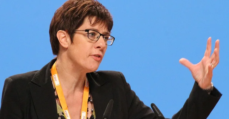 Vorschaubild: Wirbel um Scherz von Kramp-Karrenbauer über „drittes Geschlecht“