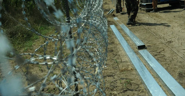 Vorschaubild: Migranten wollten Polizeiabsperrungen durchbrechen und über die Grenze