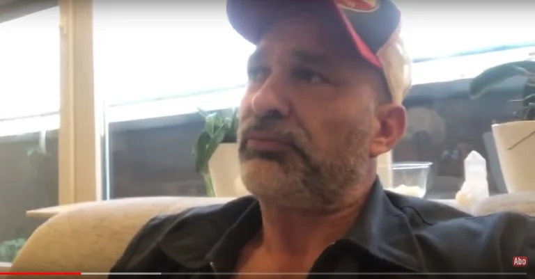 Vorschaubild: Mit Knüppeln und Stöcken: Vermummte attackieren rechten YouTuber