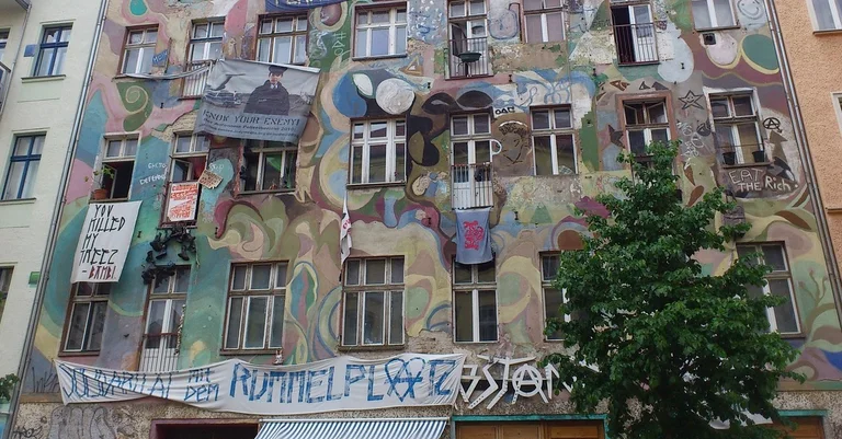 Vorschaubild: Rigaer Straße: Linksautonome greifen Polizisten mit Reizgas an