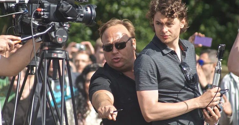 Vorschaubild: Facebook sperrt neuerlich mehrere rechte Medienmacher