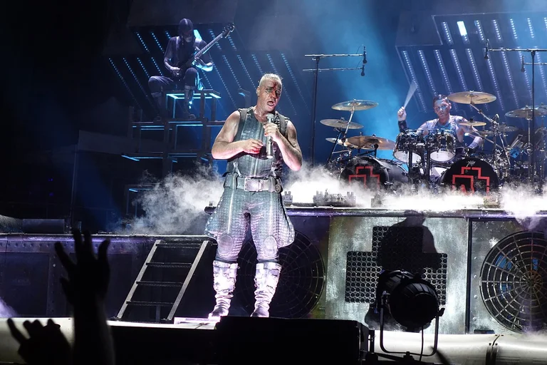 Vorschaubild: Kommentar: Rammstein provozieren, Rammstein regen auf…