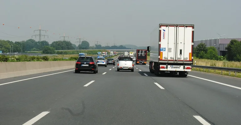 Vorschaubild: Evangelische Kirche: EKD beschließt dienstliches Tempolimit