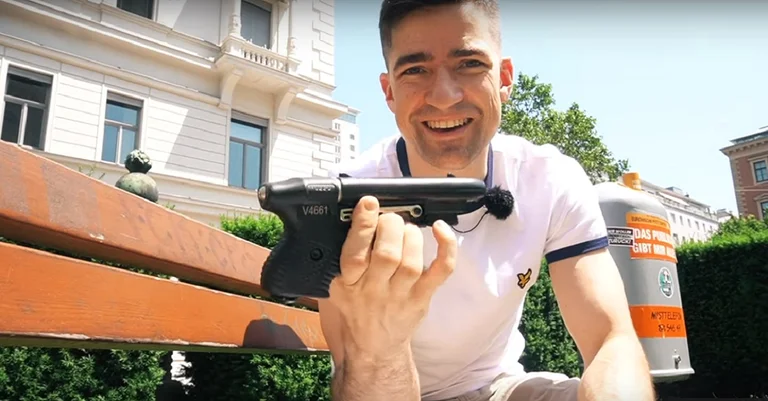 Vorschaubild: Für guten Zweck: Identitäre versteigern Sellner-Pfefferspraypistole