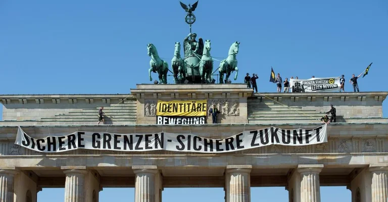 Vorschaubild: Identitäre: Bezeichnung als „rechtsextrem“ wegen Volksbegriff zulässig
