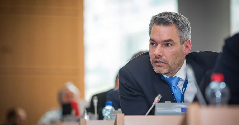 Vorschaubild: Nach Aufregung: Nehammer dementiert Asyl-Gerüchte