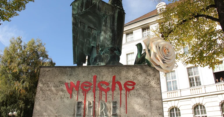 Vorschaubild: Uni Innsbruck: Weiter Wirbel um umgestaltetes Ehrenmal