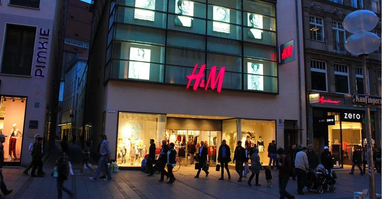 Vorschaubild: H&M-Kampagne: Erlös könnte an Amadeu-Antonio-Stiftung gehen