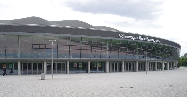 Vorschaubild: Während AfD-Parteitag: Volkswagen-Schriftzug an Halle wird abgedeckt