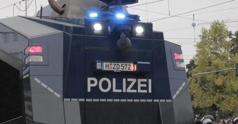 Vorschaubild: AfD-Parteitag: Linke Proteste und Angriffe auf Polizeikräfte