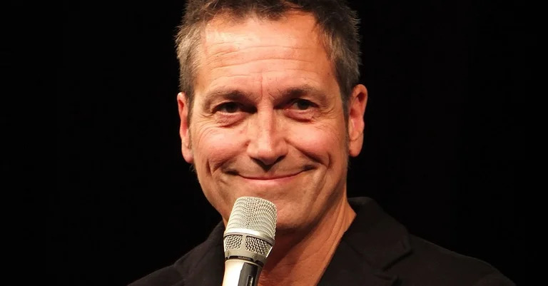 Vorschaubild: Kritik an Absage: Dieter Nuhr stellt sich hinter Lisa Eckhart