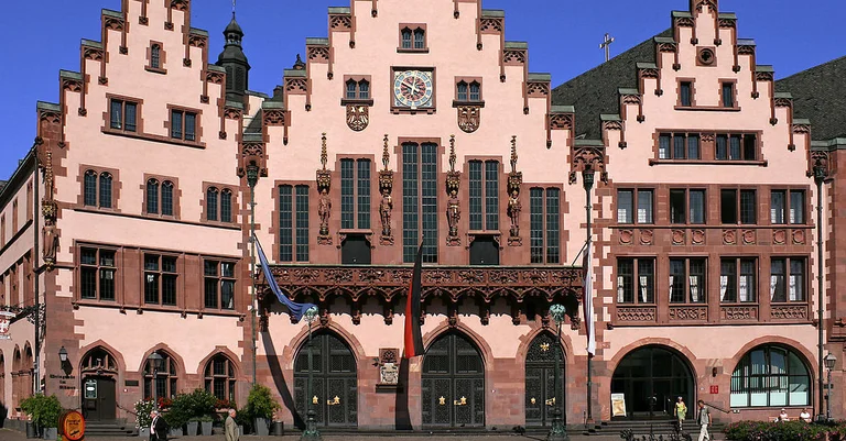 Vorschaubild: Frankfurt: AfD geht gegen „Antirassismus-Schild“ am Rathaus vor