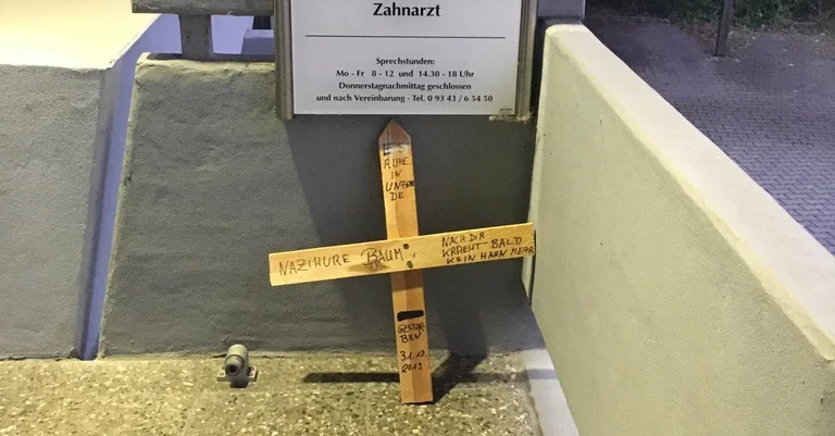 Vorschaubild: Holzkreuz vor Praxis: Wüste Drohung gegen AfD-Politikerin Baum