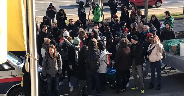 Vorschaubild: Uni-Rampe besetzt: Linksextreme werfen Tampons auf Burschenschafter