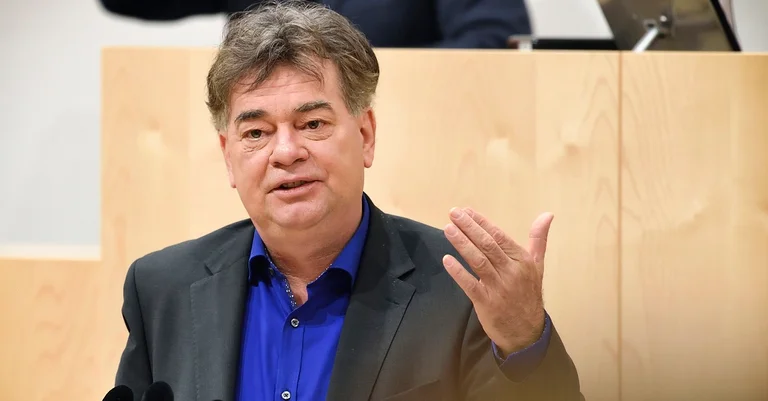 Vorschaubild: Kogler (Grüne): Kopftuchverbot für Lehrerinnen für ihn „nicht vorstellbar“