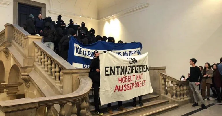 Vorschaubild: Uni Wien: Vermummte Linksextremisten verhindern Höbelt-Vorlesung