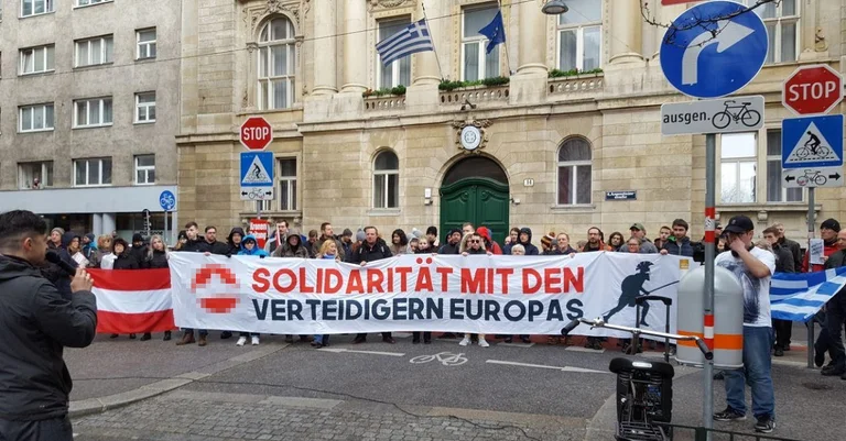 Vorschaubild: Jungsozialisten bedrängen Patrioten vor Griechenland-Solidemo