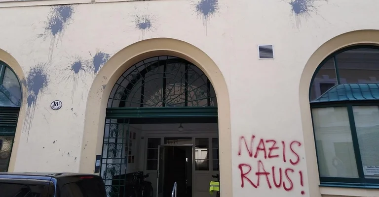 Vorschaubild: Wien: Linke beschmieren Burschenschafter-Häuser mit Farbe