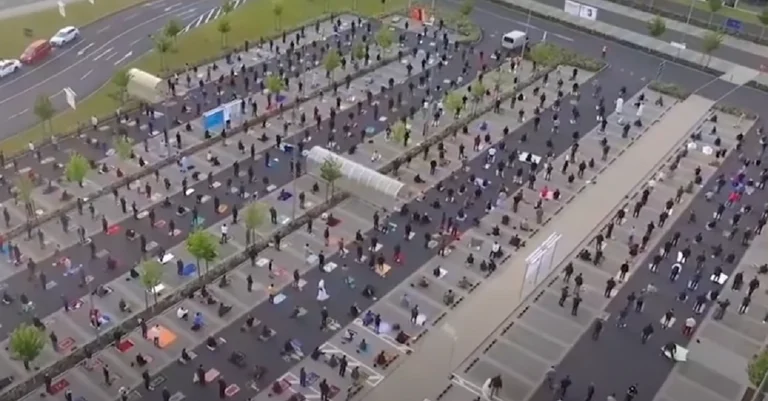 Vorschaubild: Wetzlar: Hunderte Muslime beten auf Ikea-Parkplatz