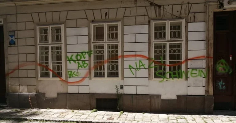 Vorschaubild: Wien: Linksextreme beschmieren Burschenschaft mit Drohungen