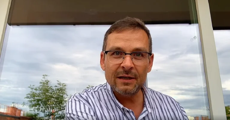 Vorschaubild: Millionen Opfer: Gerald Grosz schlägt Zusatztafeln für KPÖ-Büros vor