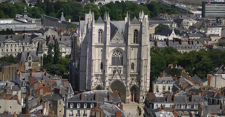 Vorschaubild: Brandstiftung vermutet: Kathedralenbrand in Nantes wirft Fragen auf