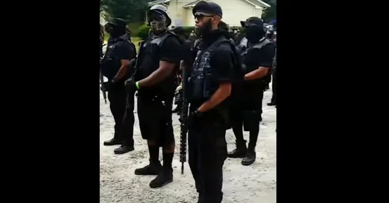 Vorschaubild: Bewaffnete schwarze NFAC-Miliz marschiert in Georgia auf