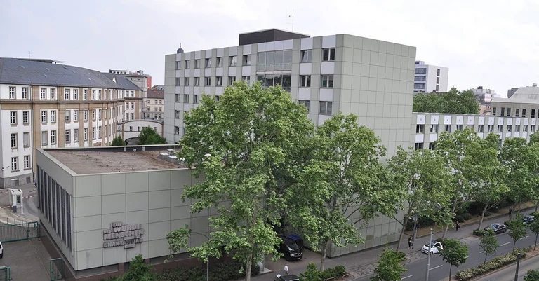 Vorschaubild: Ein Jahr nach tödlicher Gleisattacke: Prozessauftakt in Frankfurt