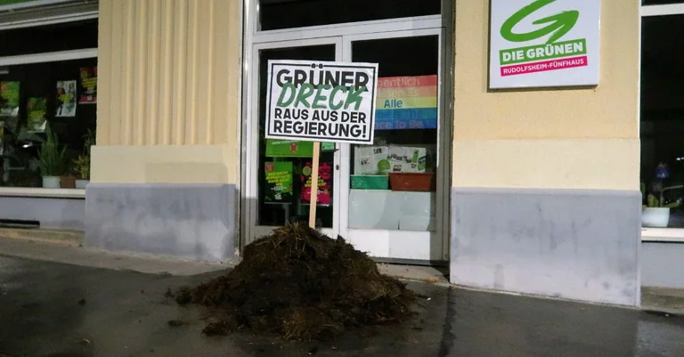 Vorschaubild: Retourkutsche auf Ekel-Posting: Mist vor Grünen-Parteilokal abgeladen