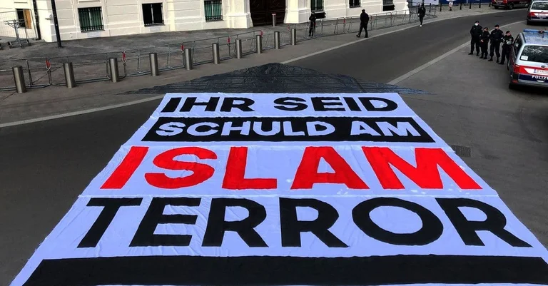 Vorschaubild: Rechte Aktivisten legen riesiges Banner vor Bundeskanzleramt